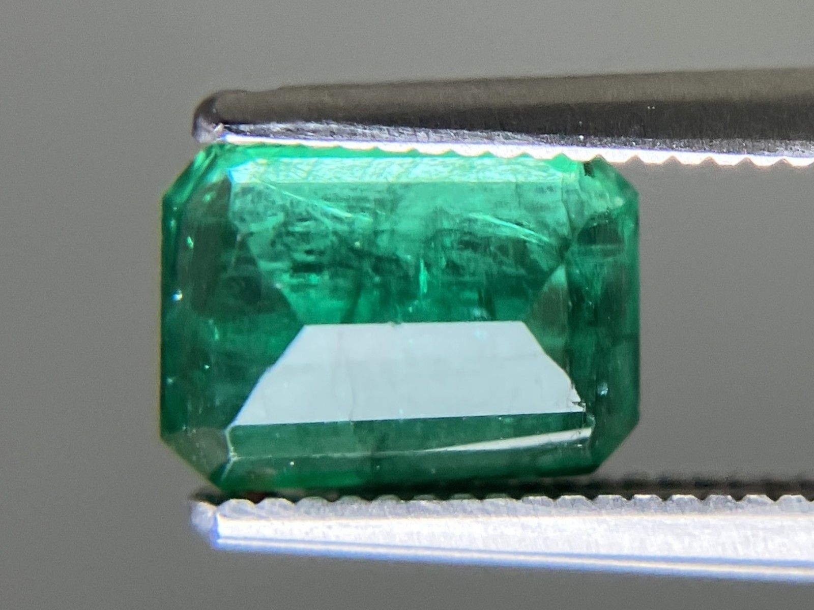 あでぃさま専用　宝石ルース　天然エメラルド エメラルド 天然 1.479ct 中央宝石ソーティング付き 7.88㎜×5.73