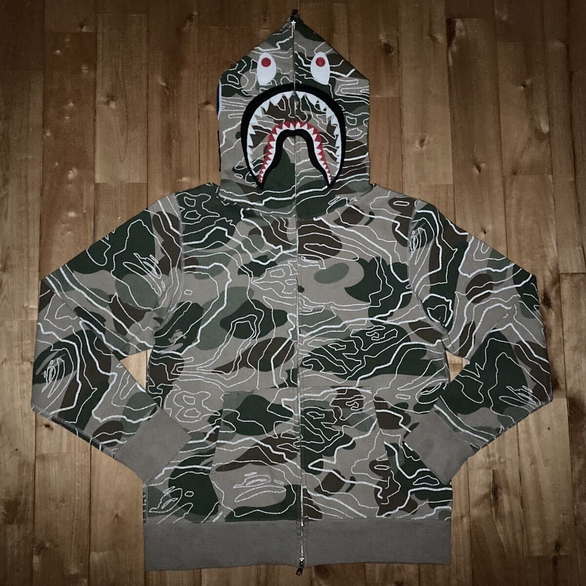 A・BATHING APE リフレクターシャークフーディジャケット シルバー A BATHING APEからリフレクターコーティングを施したシャーク