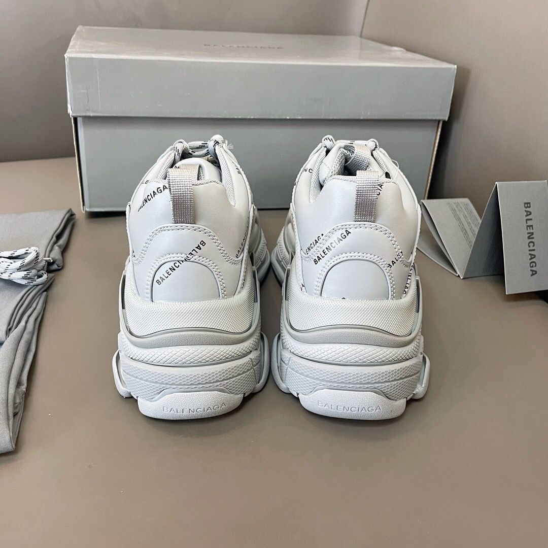 男女兼着 BALENCIAGA バレンシアガ Triple S スニーカー