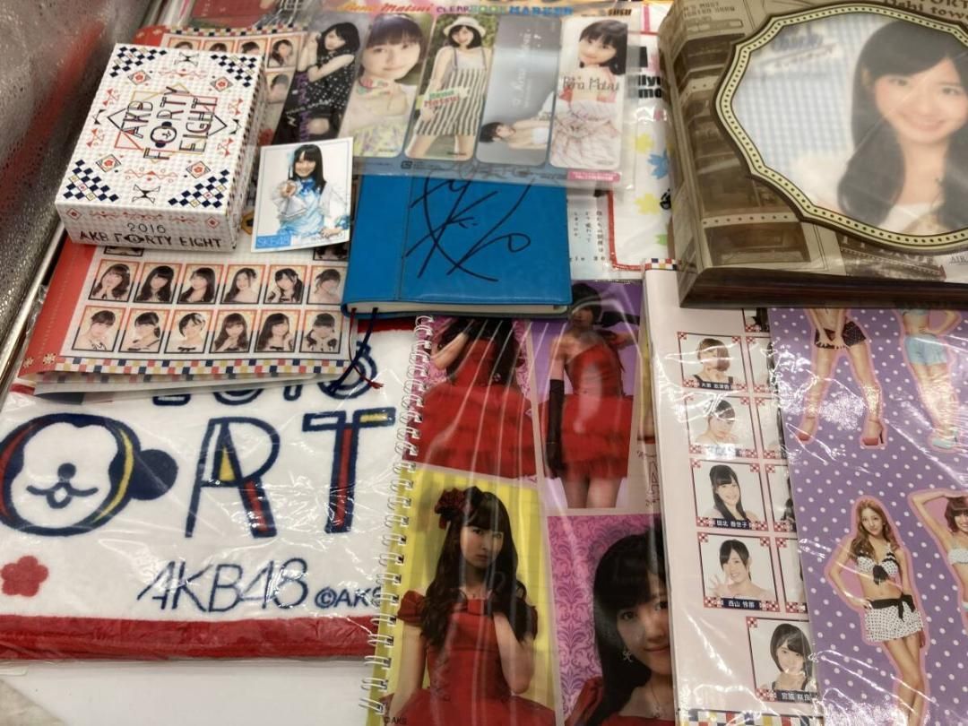 大量まとめ AKB48 アイドル グッズ 約5.2kg Tシャツ タオル 缶バッジ 他 渡辺麻友 小嶋陽菜 板野友美 柏木由紀