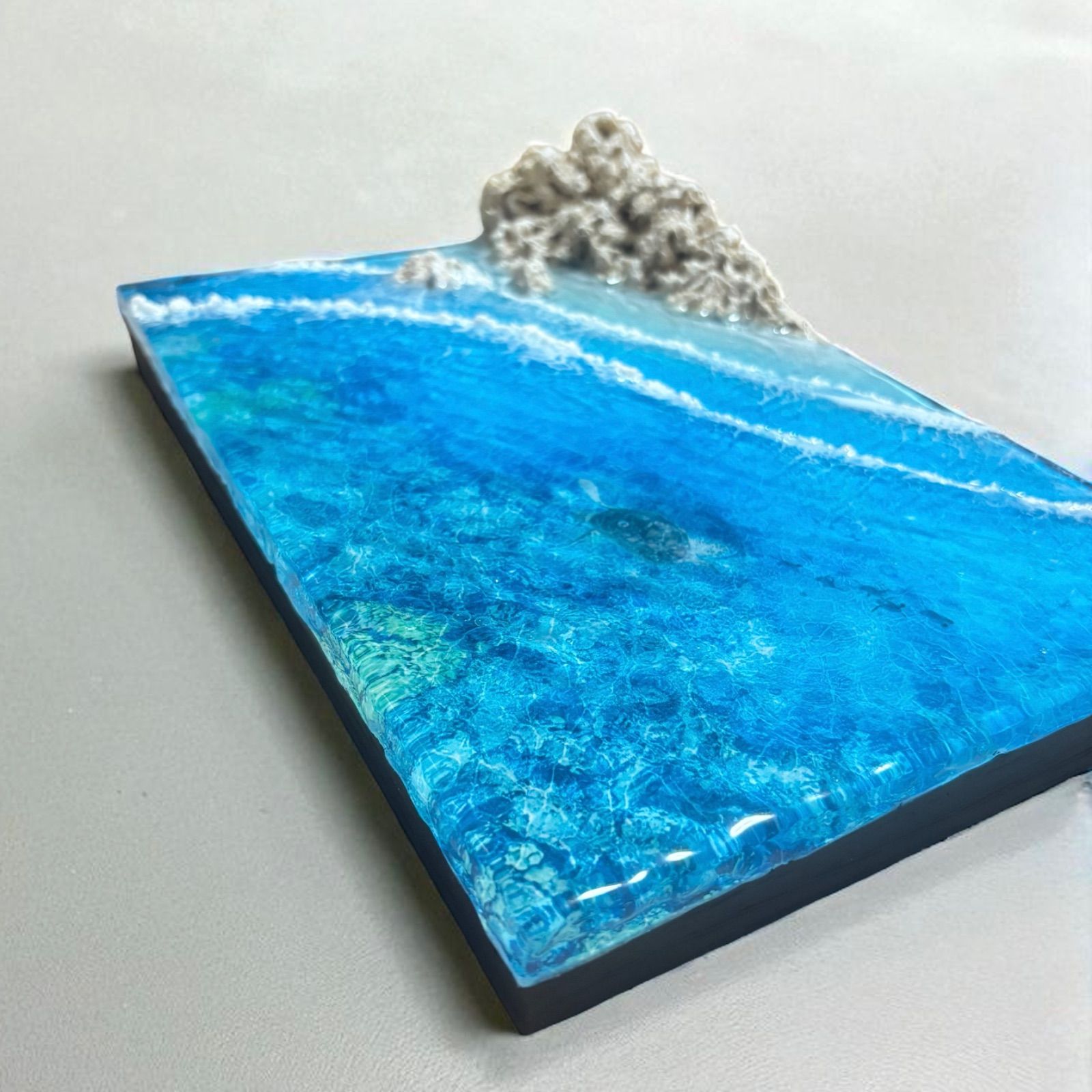 【 全国無料で届け】 傾斜厚盛りボード カメの親子 超立体 沖縄の海 レジンアートボード 美ら海 オーシャンアート N686