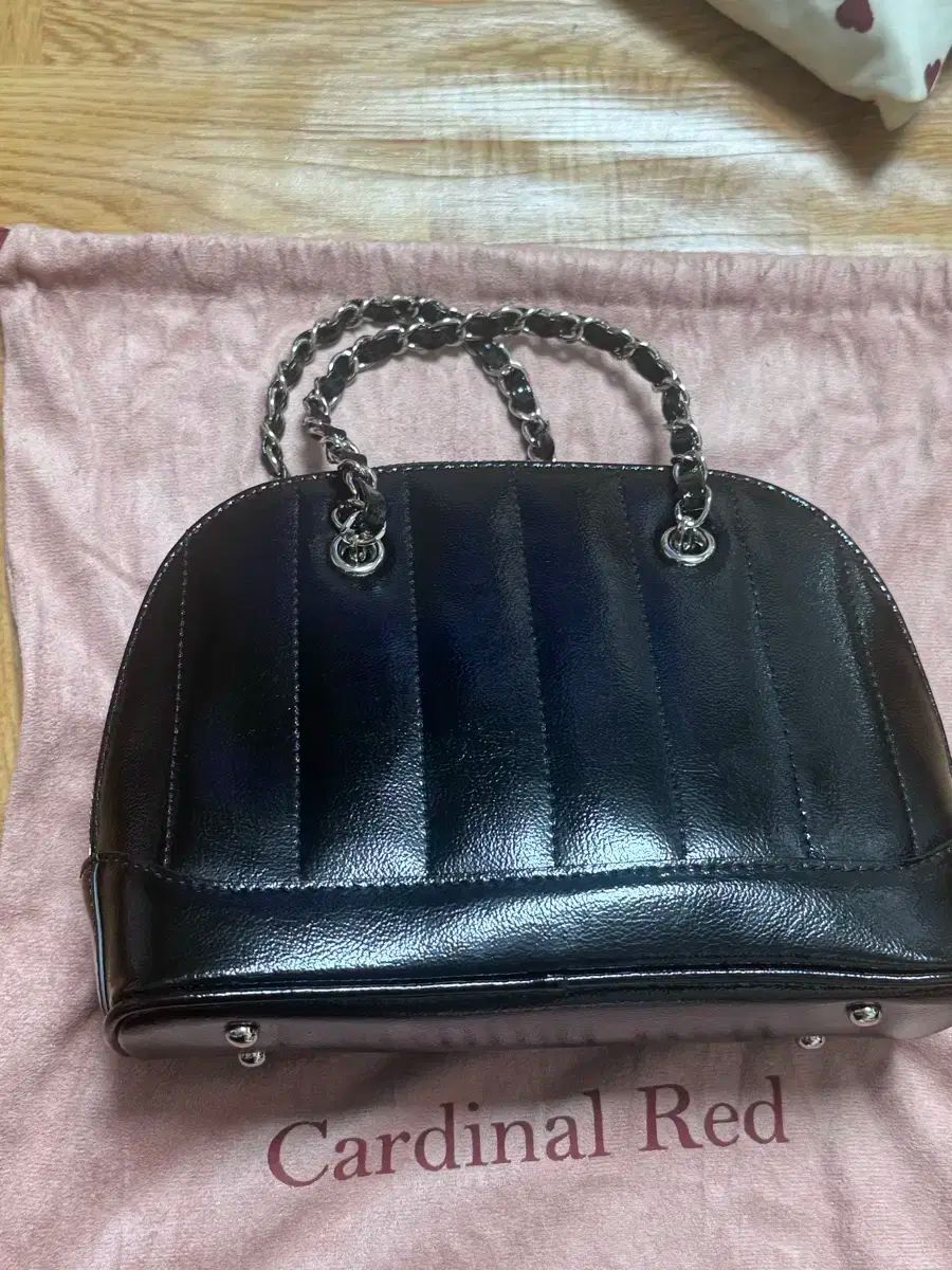 Cardinal Red カーディナルレッド ラヴェルバック ブラック DECORATOM_COM_BR