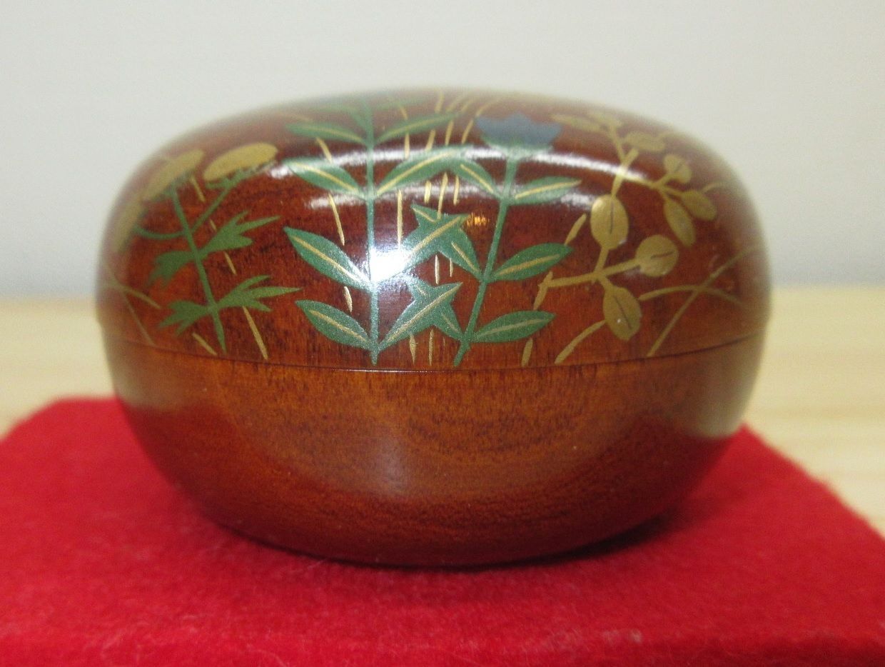 逢絢亭・新品】茶道具 香合 山中塗 秋草蒔絵 木製 塚本規義 共