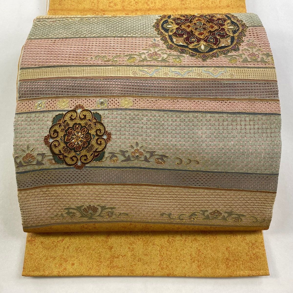 袋帯 秀品 華文 段縞 金彩 刺繍 山吹色 お太鼓柄 正絹