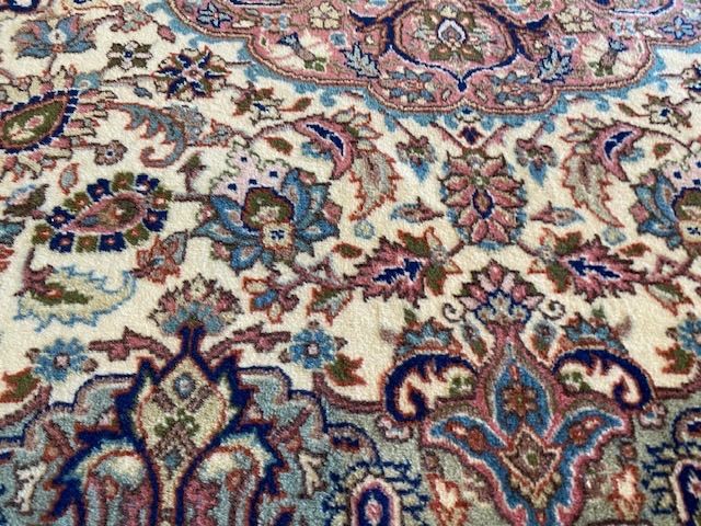 上絨毯700年の歴史イズニック柄皆様大満足のおすすめ絨毯 ヘレケ絨毯カイセリ絨毯に並ぶトルコ有名産地厚みがありペルシャ絨毯に負けない豪華さと織と模様