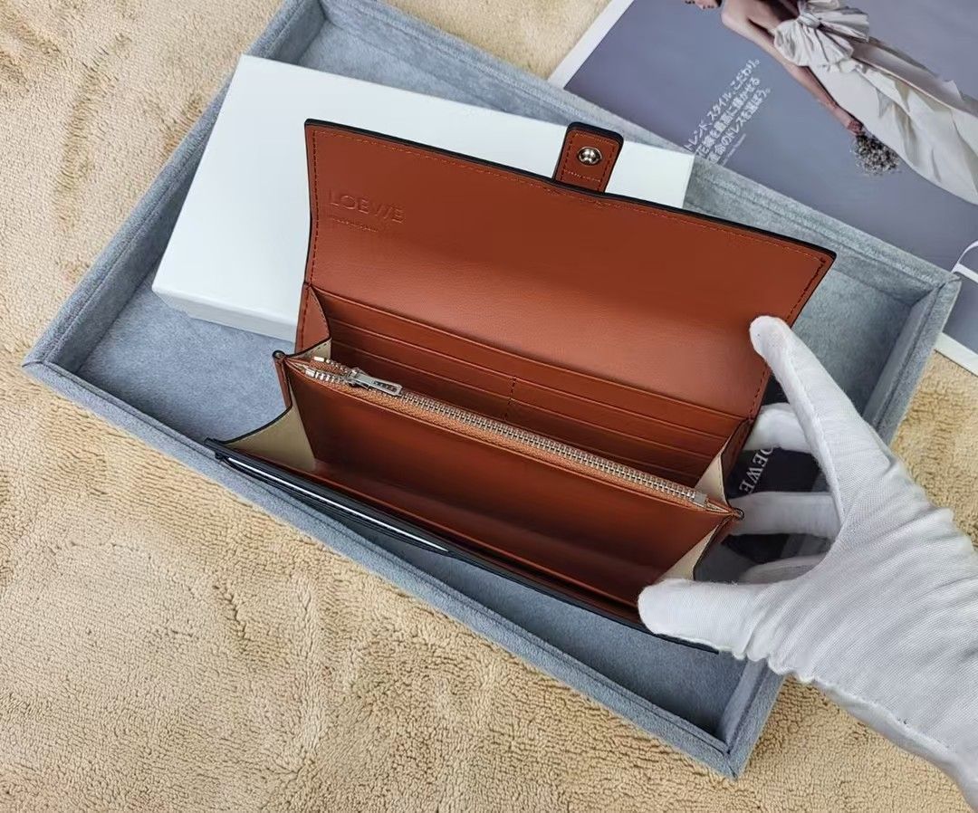 LOEWE オフホワイト 長財布