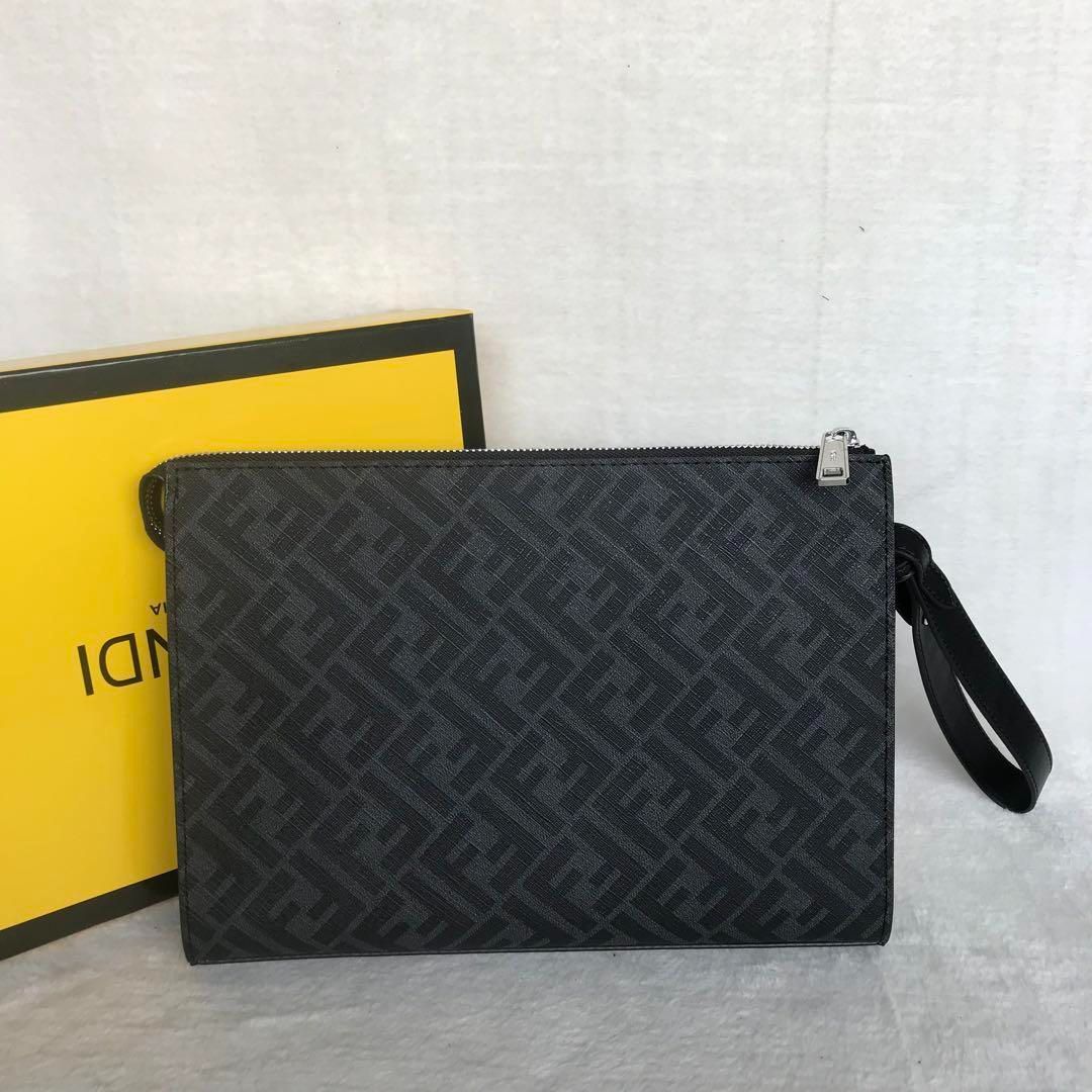 FENDI メンズ フラット スリム クラッチ グレーファブリックバッグ  