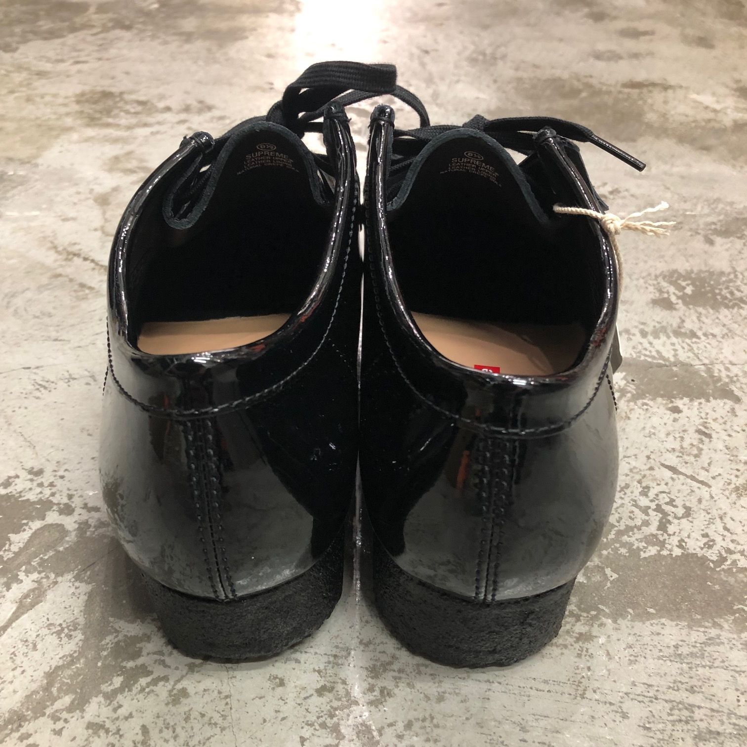 24ss SUPREME Clarks パテント レザー ワラビー 黒 Supreme × Clarks Patent Leather Wallabee 
