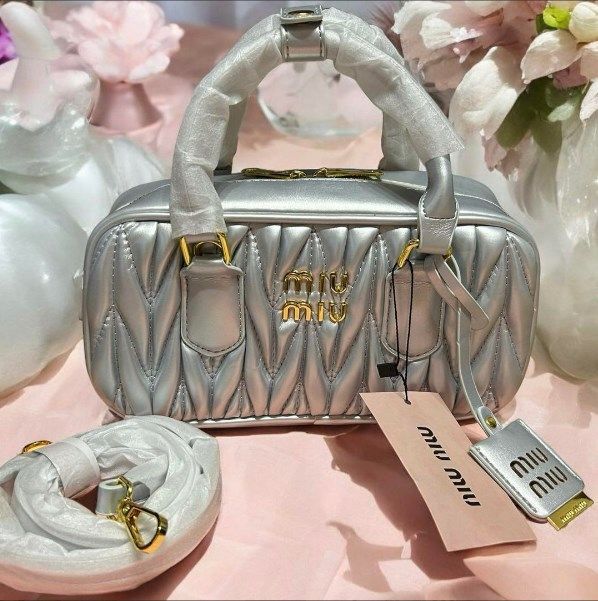 新品未使用 MIUMIU 美品 ミュウミュウ ショルダーバッグ ハンドバッグ  