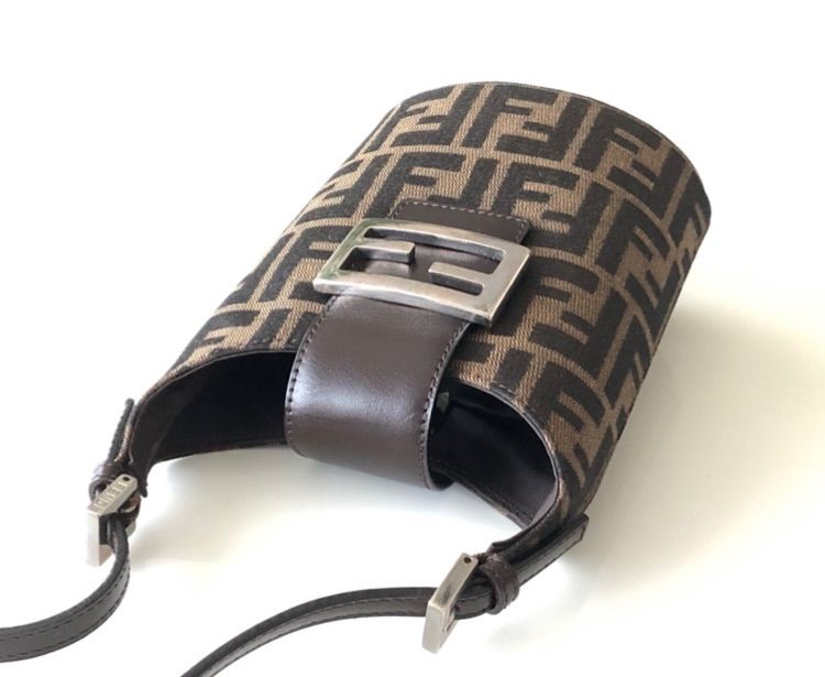 ◇新品をお探しの方に◇ FENDI 一番人気のズッカ柄 バッグ 未使用 新品 