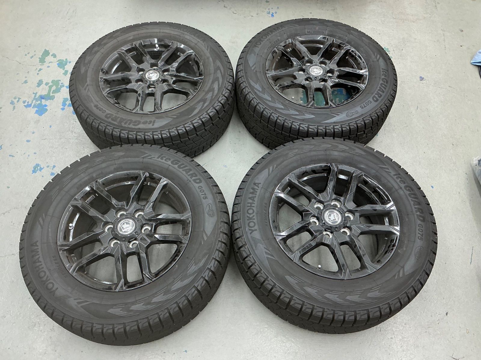 トヨタランドクルーザースタッドレスタイヤホイル付き265 65R18 VJA300W