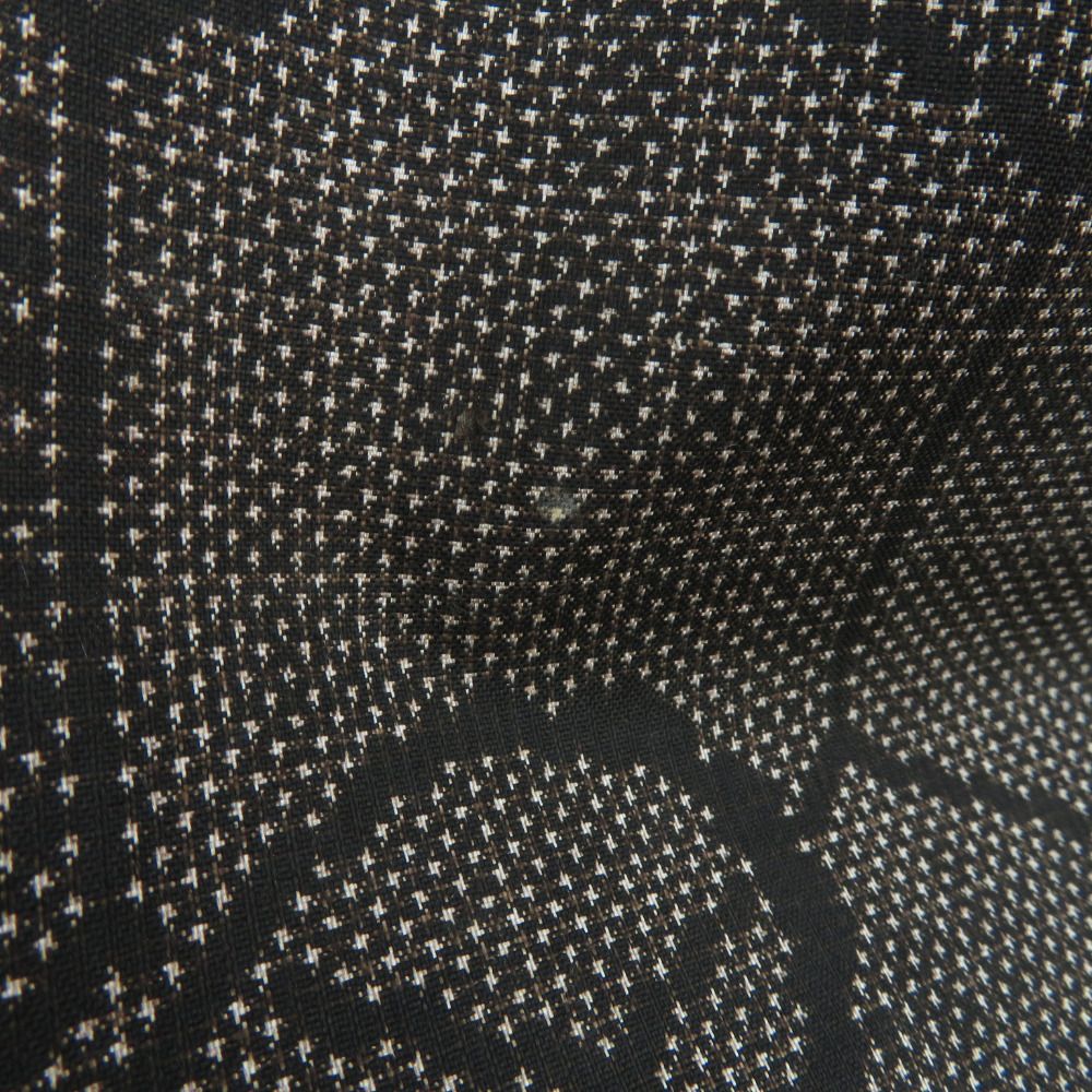 紬 着物 大島紬 黒色x茶色x赤色 亀甲に小花模様 袷 広衿 正絹 仕立て