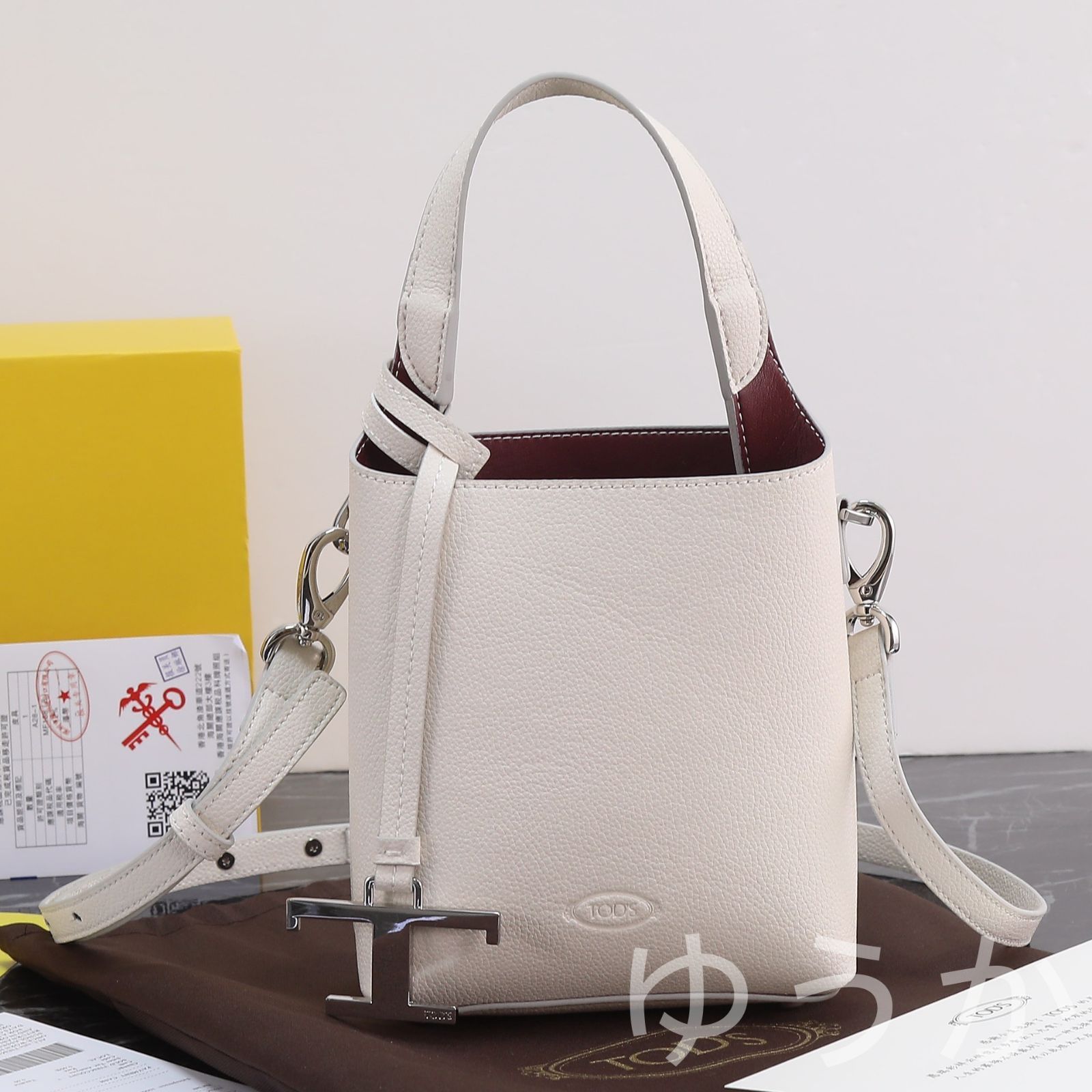 TOD'S 2023年新作 バケットバッグ 牛革素材 高コストパフォーマンス 斜め掛け/手持ち両用デザイン 軽量でファッション性のあるキャラメル色 たようとで合わせやすい