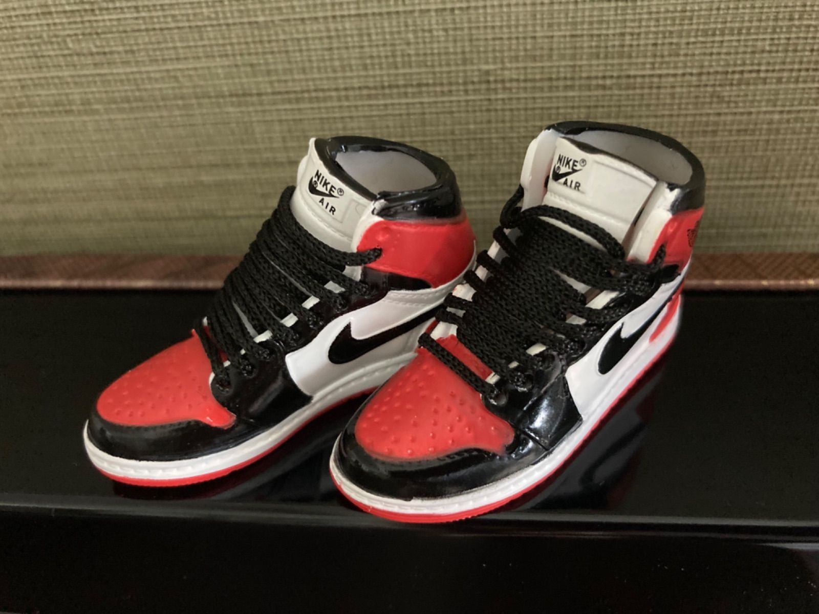 人気のクリスマスアイテムがいっぱい！ ミニチュアスニーカーnike 赤と青 2足セット 新品 - メルカリ スポーツ