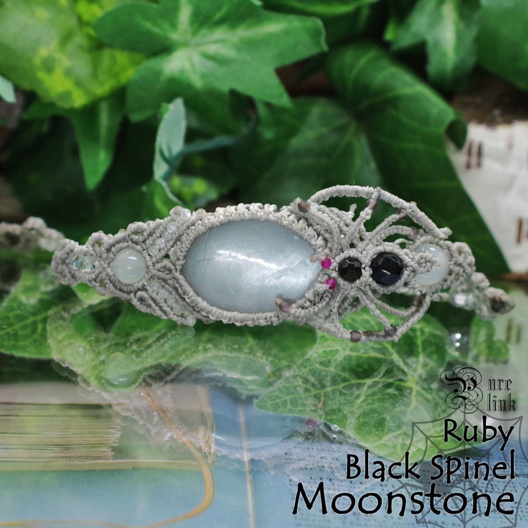 ?聖なる白銀の月光 ホワイトムーンストーン 蜘蛛モチーフブレスレット マクラメ編み 天然石アクセサリー