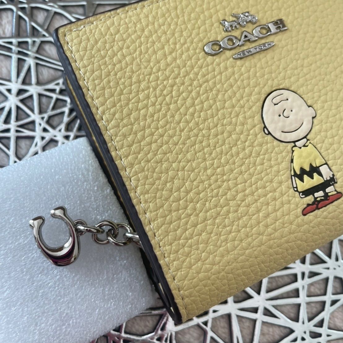 【Coach】Coach X Peanuts チャーリー・ブラウン♪スナップ財布 COACH OUTLET｜【COACH X PEANUTS】スナップ ウォレット
