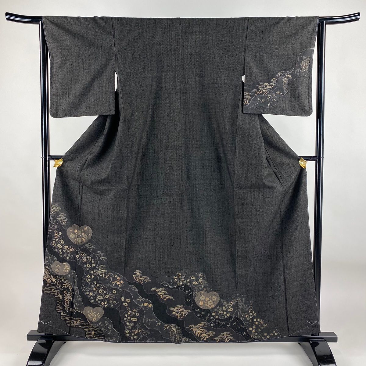 付下げ 身丈160cm 裄丈63.5cm S 袷 紬地 草花 波 絞り 金彩 黒 正絹 秀品