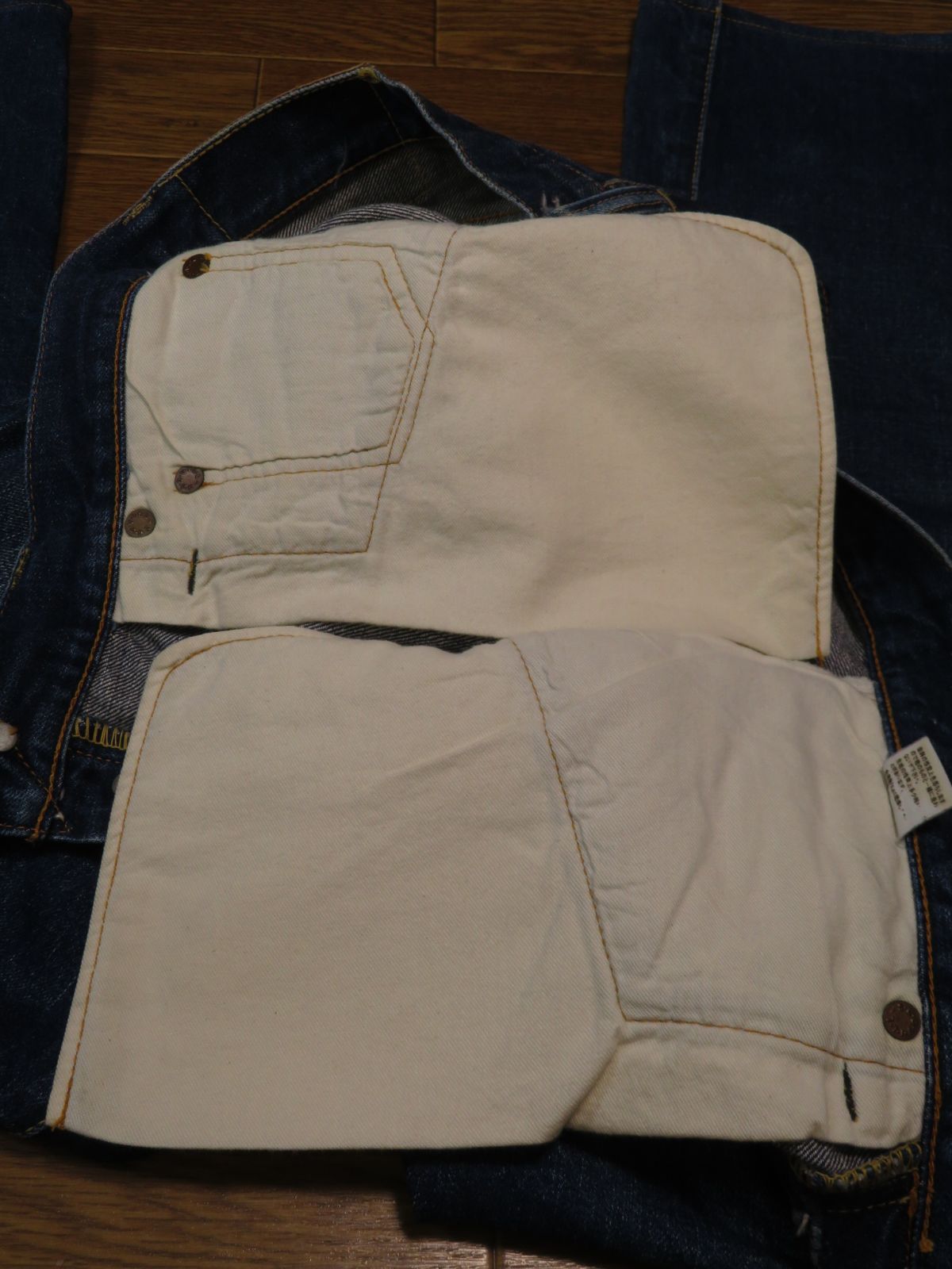 A デニムパンツ