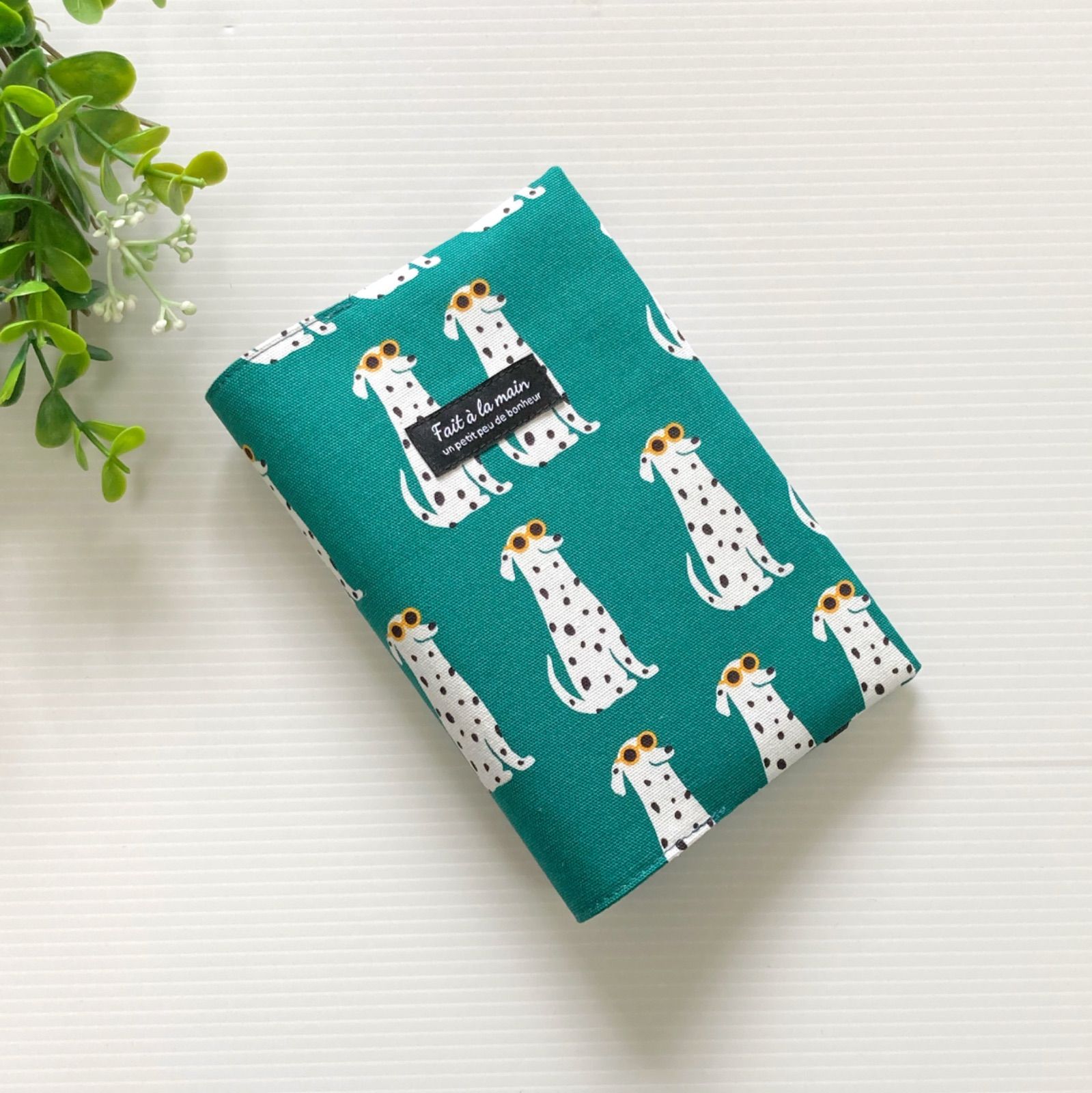 お薬手帳 も入る！ 診察券 & 保険証 ケース (おしゃれDOG・グリーン