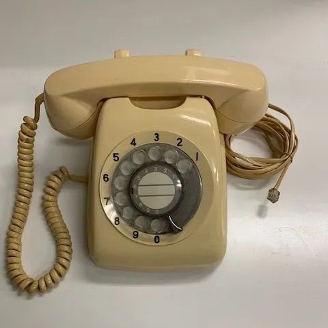 ダイヤル式電話 白電話 昭和 レトロ ダイヤル式電話 白電話 昭和 レトロの通販 by ☻'s shop｜ラクマ