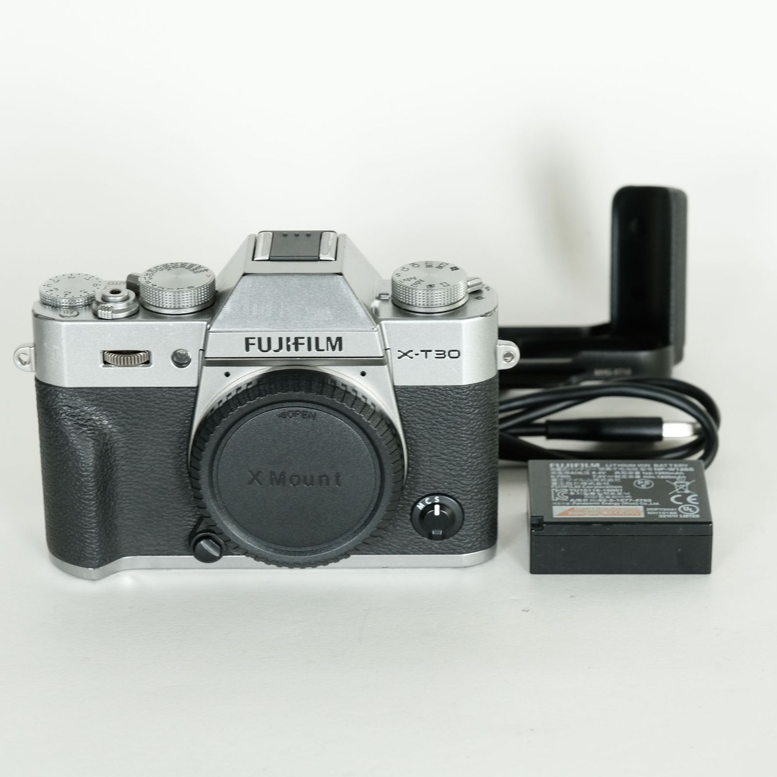 並品｜シャッター数884回｜グリップ付｜注意事項あり FUJIFILM X-T30 ボディ シルバー | 富士フイルムXマウント