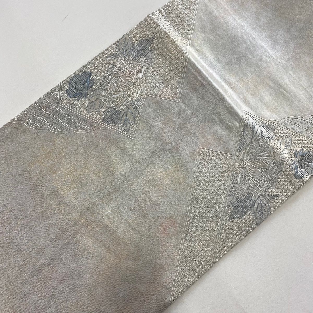 袋帯 太鼓柄 箔押しの可愛い鳥に花 正絹 U-4699 袋帯 名品 祥園 落款 宝尽くし 鳥 金糸 箔 銀色 お太鼓柄 正絹