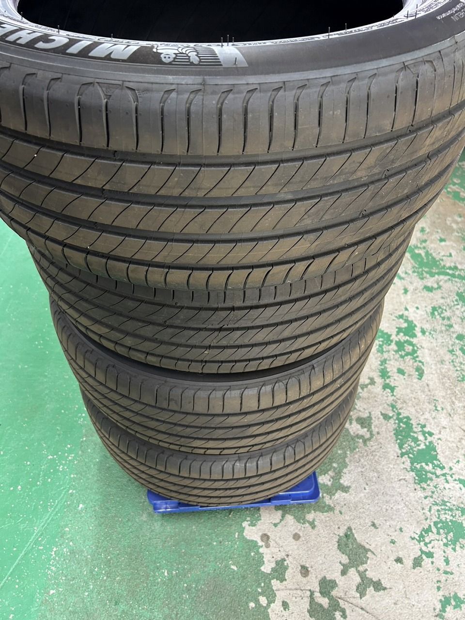 4 225|50R18