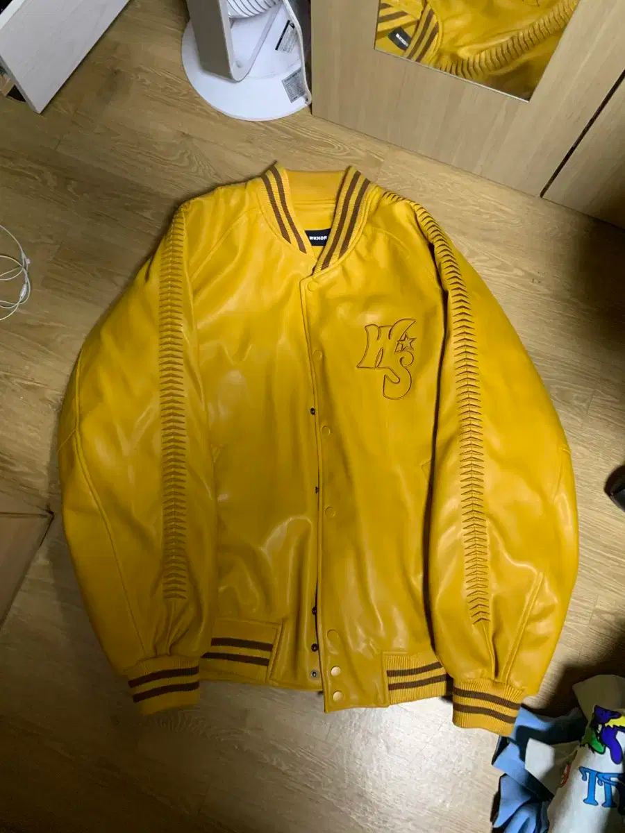 WKNDRS(ウィークエンダーズ) レドゥ スタジアム ジャケット マスタード ( xl ）