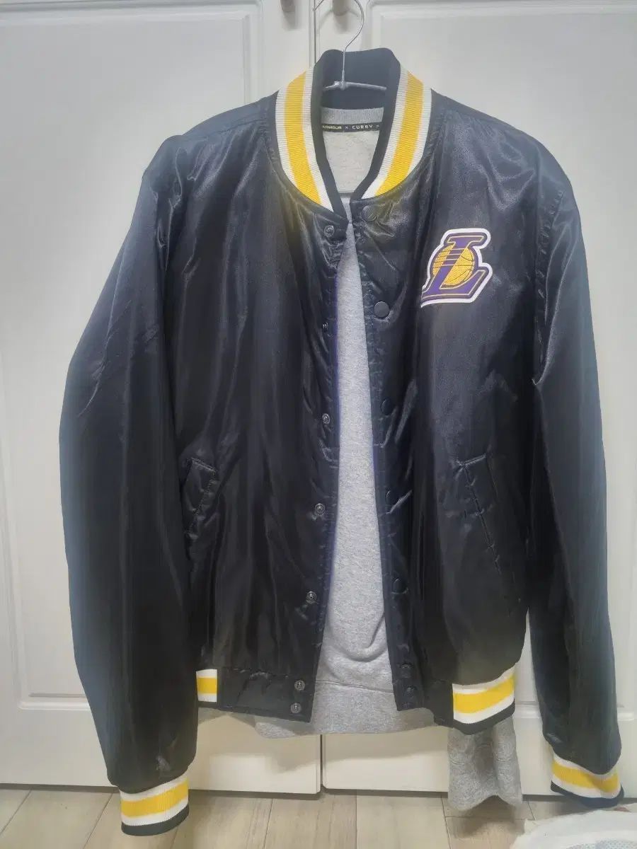 ナイキ NBA レイカーズ リバーシブル スタジャン ジャケット