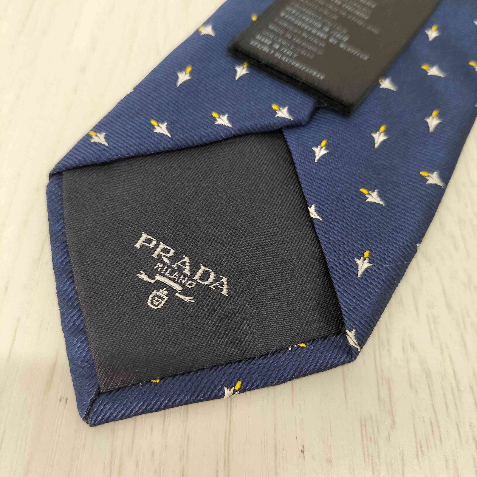 Prada ナローネクタイ　ロゴ入り　シルク PRADA 細めネクタイ Prada ナローネクタイ ロゴ入り シルク