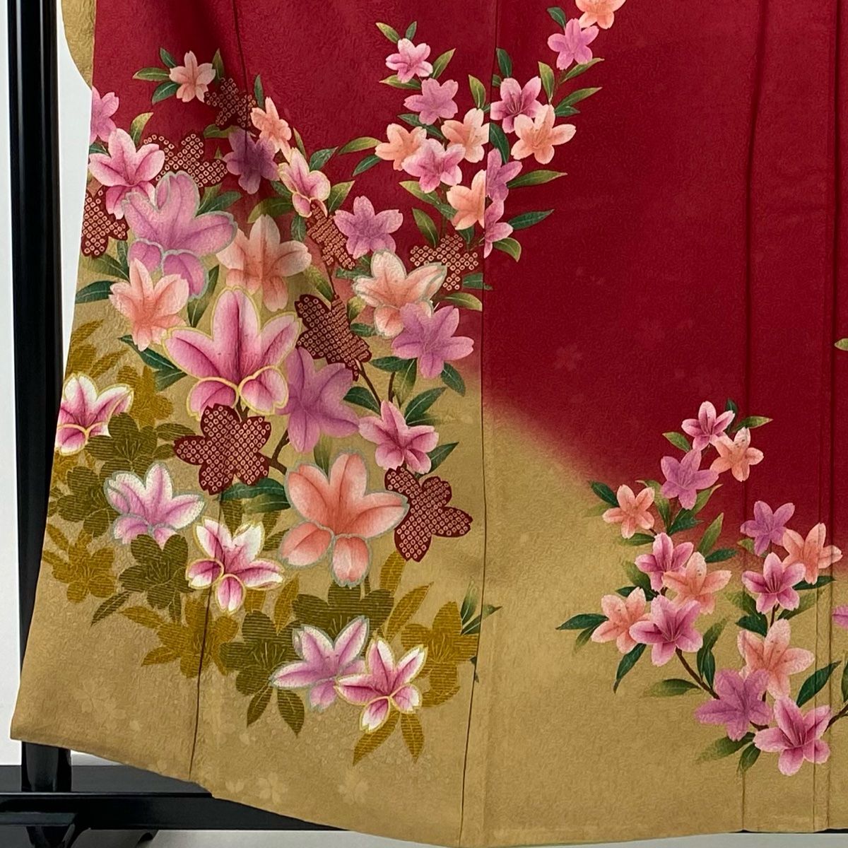 C562正絹　鈴乃屋　振袖　金彩　金糸　着物 振袖 身丈158cm 裄丈63cm S 袷 鈴乃屋 桜 地紋 金彩 染分け 赤