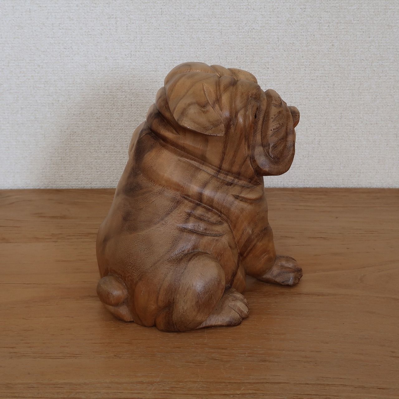 ブルドッグの木彫り 座像 20cm 木製 犬の置き物 オブジェ オーナメント 