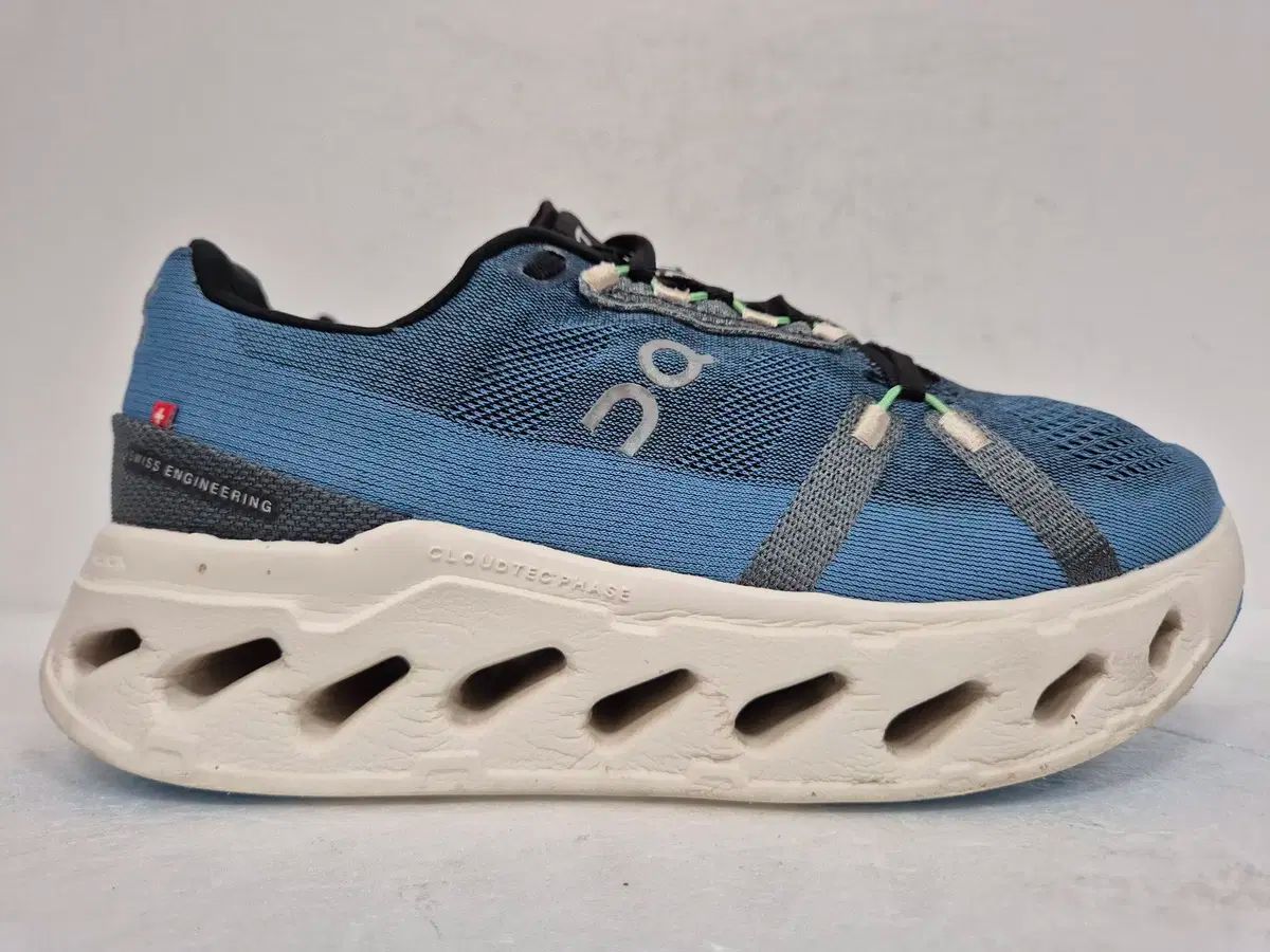 オンランニング ランニングシューズ 255