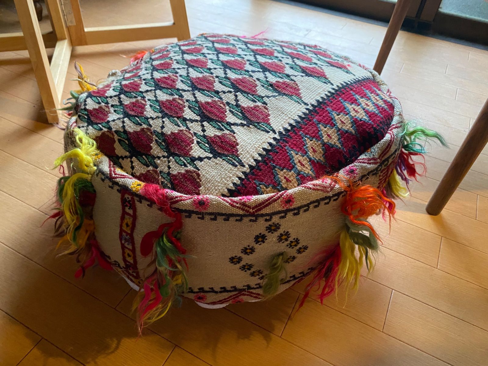 世界に一つ当店オリジナルのプフ シイルトバッタニイェとセネキリム レイハンルジジムを使ったゴージャスなプフ インテリアに 衣類などを入れても 送料税込