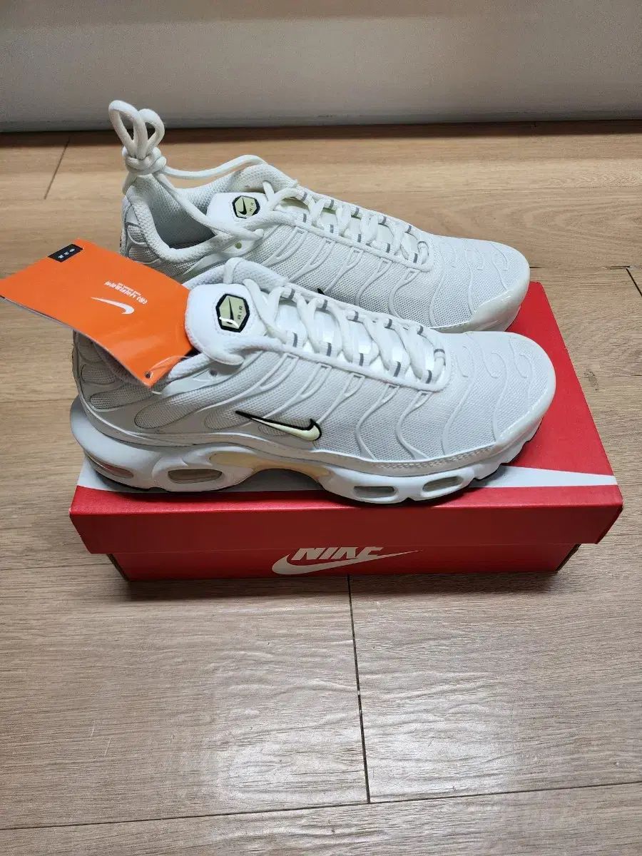 W 235 NIKE ナイキ エア マックス プラス 黒 アラバスター DM2362