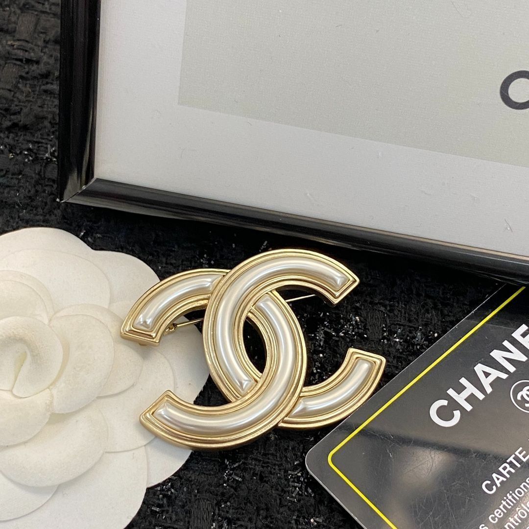 CHANEL ブローチ 2021年 購入 正規品 今日特価】CHANEL 最新モデル ブローチ レディース ファッション