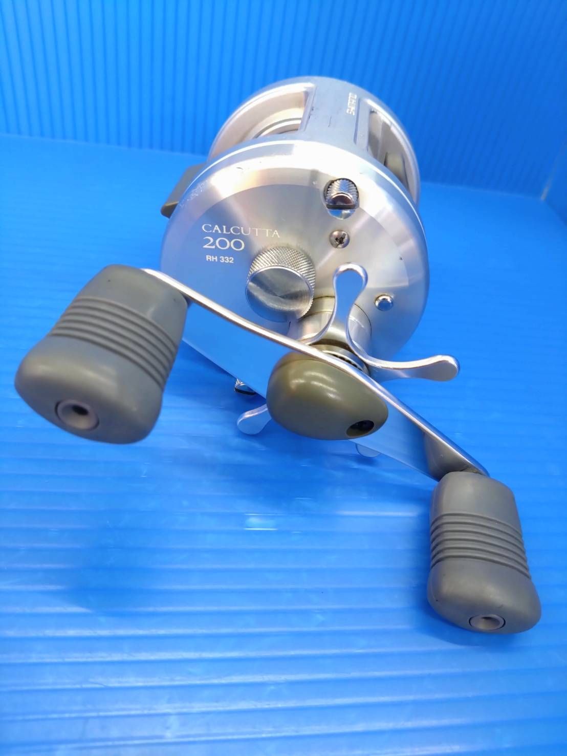 日本製 シマノ カルカッタ 200 RH332 ベイト 右巻き 駆動良好