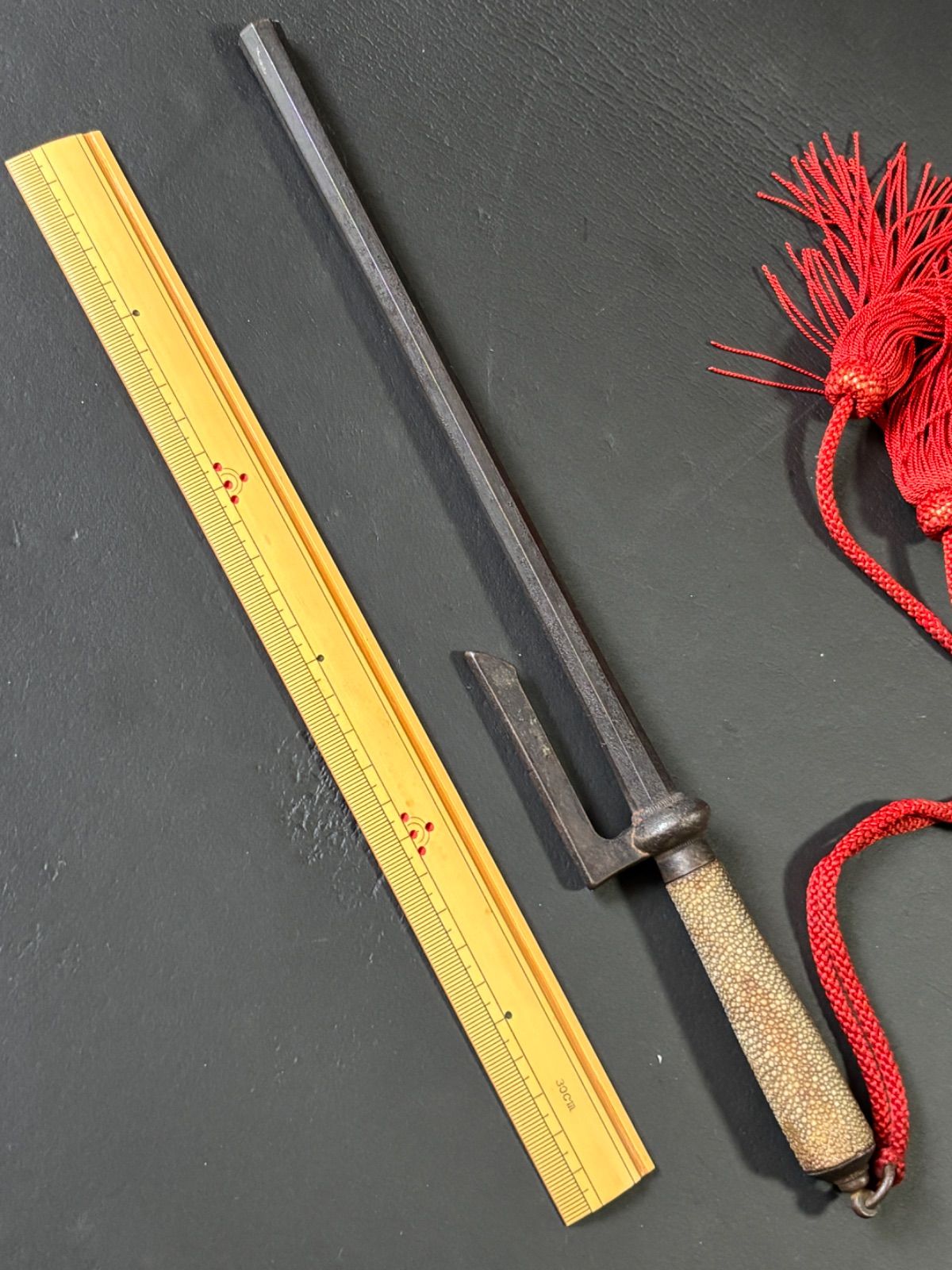 十手 鉄製 サメ皮 江戸時代捕物道具 約35cm フサ付き j62101 【公式通販】