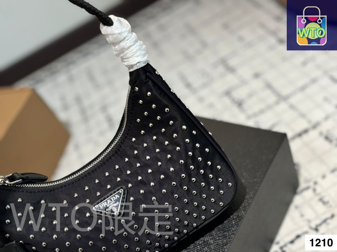 レザー アンダーアームバッグ