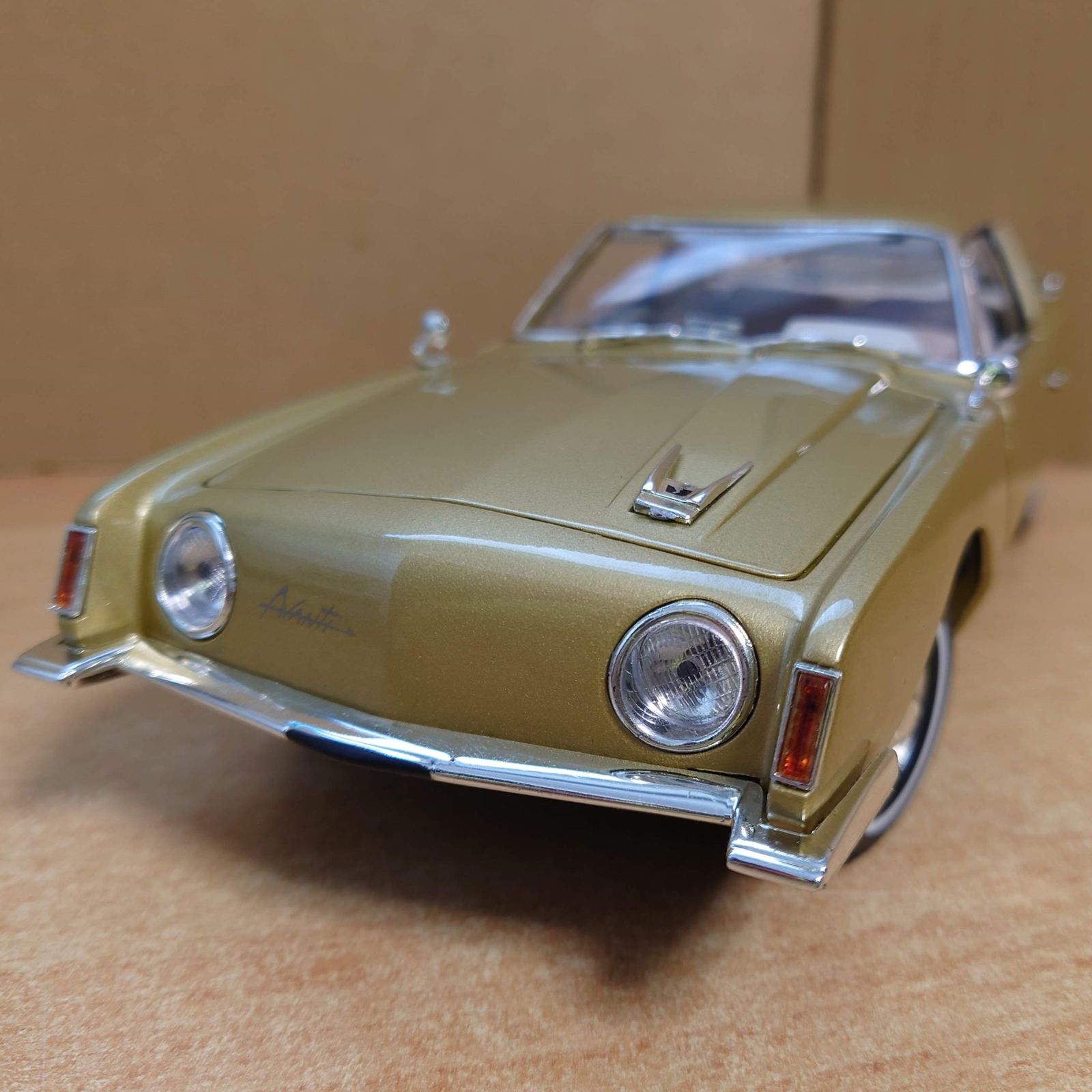 1/18 スチュードベーカー・アヴァンティ 1963 Avanti ゴールド-