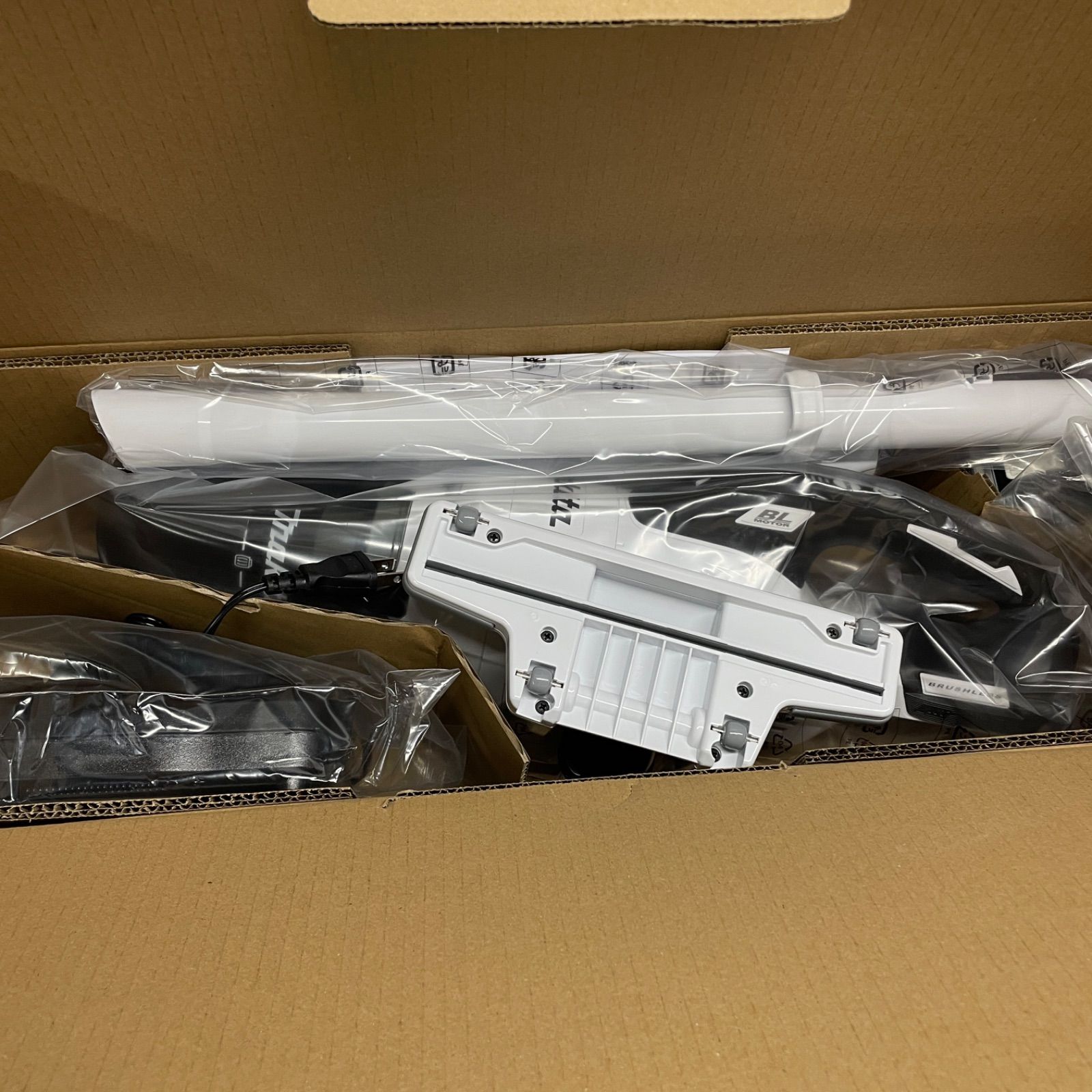 【新品未使用】Makita 充電式クリーナー CL286FDRFW マキタ 18V 掃除機 CL286FDRFW/O 充電式クリーナー サイクロン