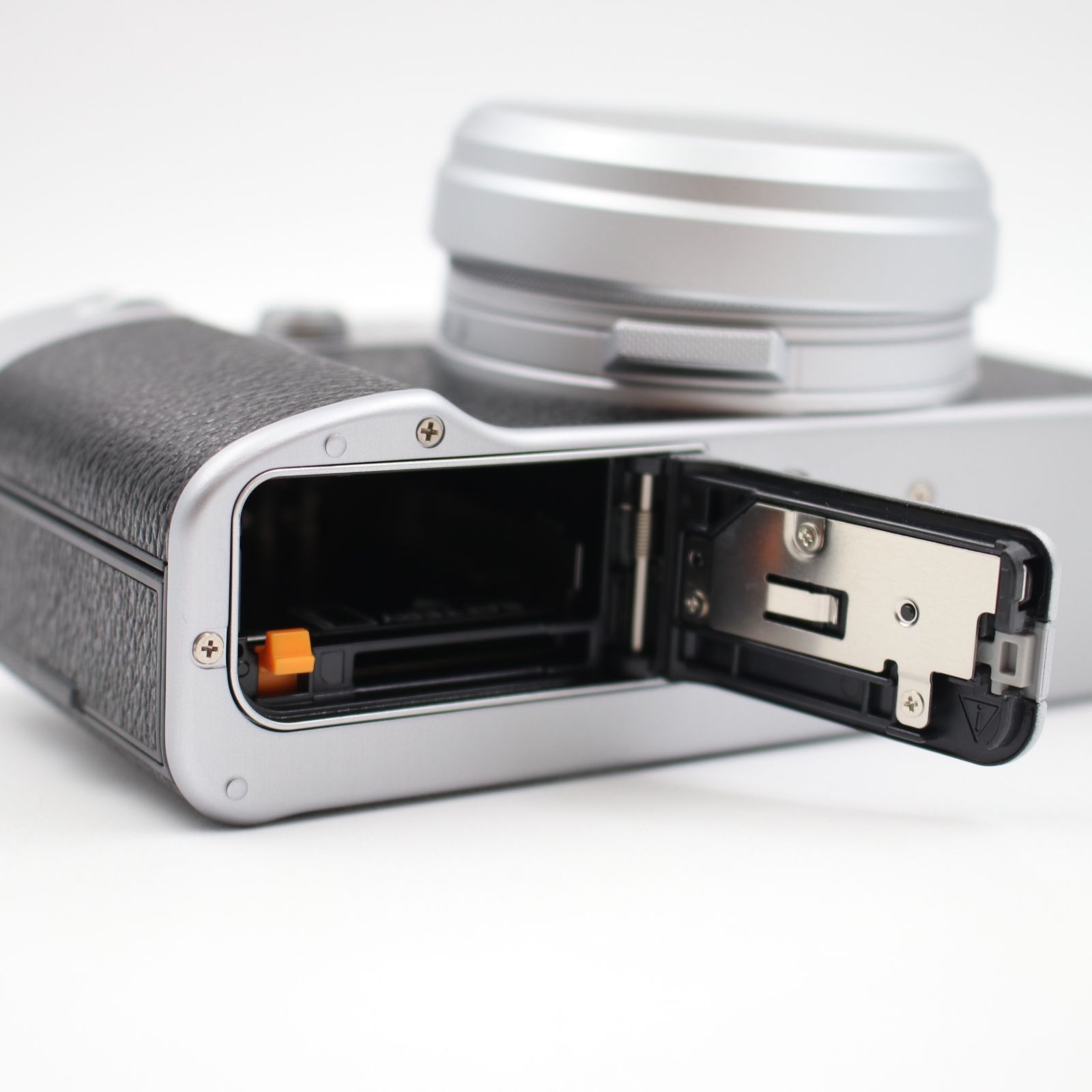 フジフイルム X100VI 【2か国語対応】/シルバー 新品未開封】FUJIFILM