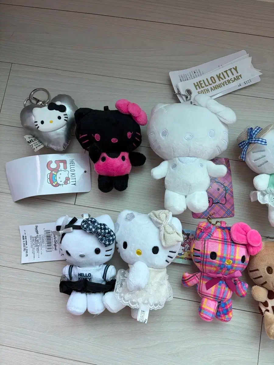 新品続々入荷中人気商品！ ハローキティ 人形 キーリング 14 種 【送料無料】