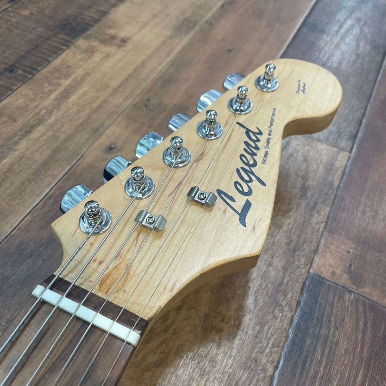 ARIA PRO II  LEGEND 白 Aria Pro IIより、アノダイズド・ピックガードとゴールド