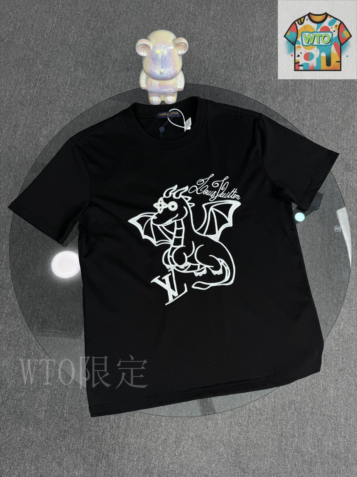 【お洒落な刺繍♪】Louis Vuitton★クルーネックTシャツ 今日特価】Louis Vuitton 小龍刺繍 クルーネック T シャツ