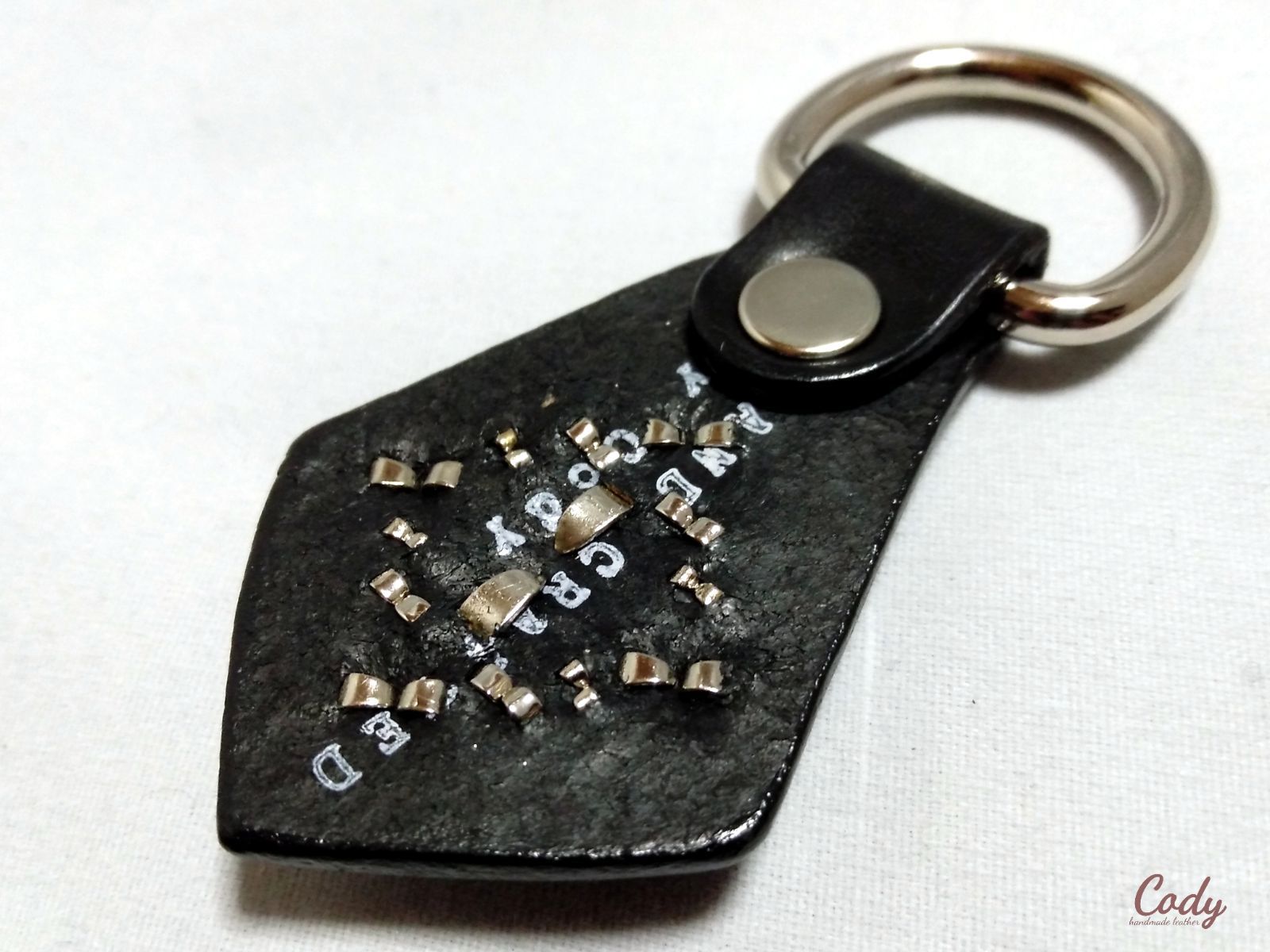 スタッズキーホルダー 本革 アクセサリー バイク 鍵 使いやすい