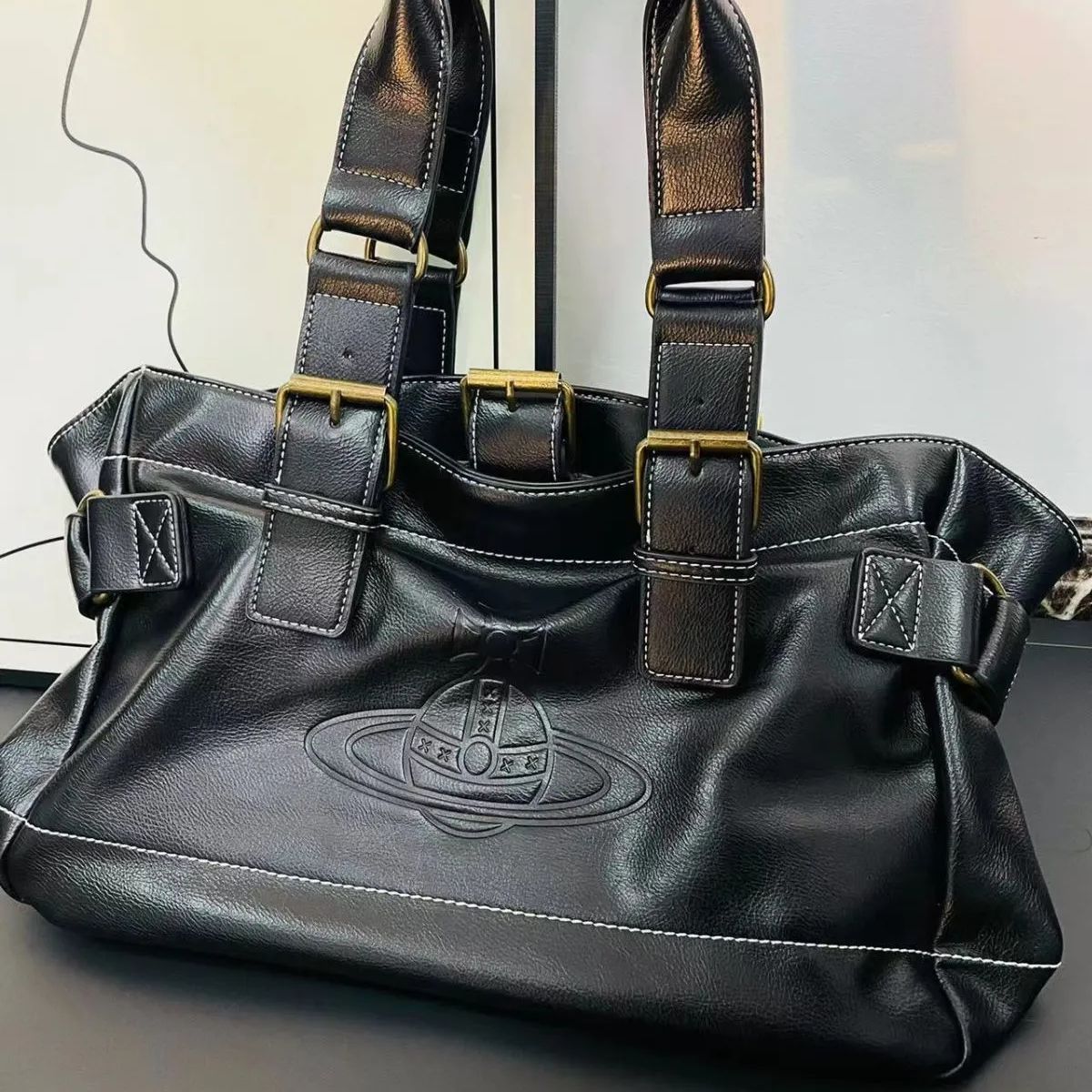 新品 未使用 Vivienne Westwood ヴィヴィアンウエストウッド ハンドバッグ アコード トートバッグ 型押し 肩掛け バイク ブラック  - メルカリ