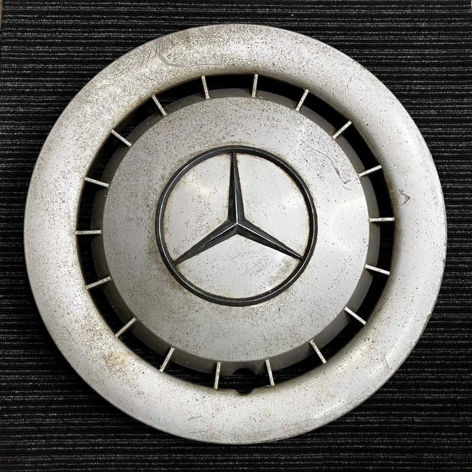 クラシツク-メルセデス―ベンツホイルキャツプ一枚の出品です