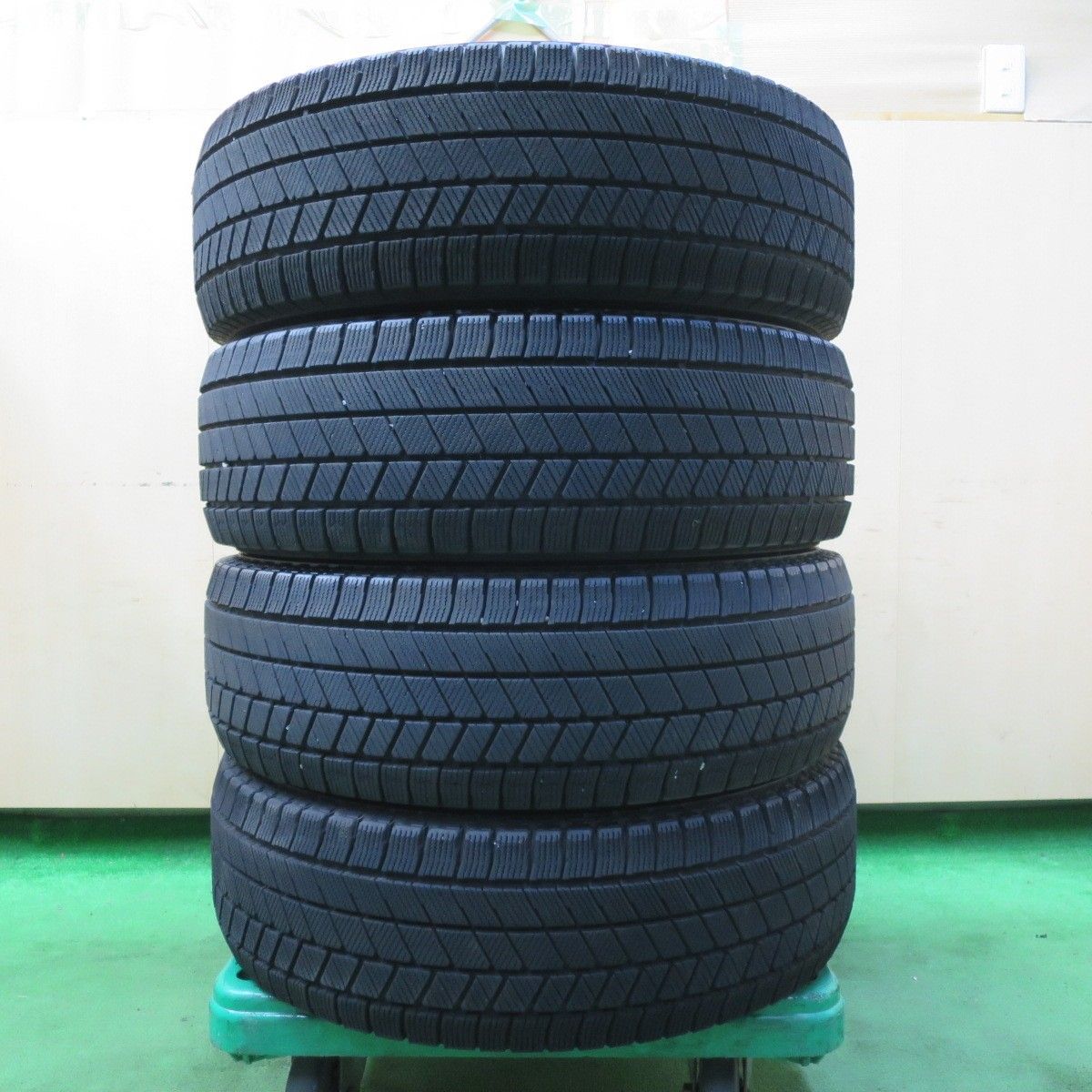 * * バリ溝 22年 9分 スタッドレス 215|65R16 ブリヂストン ブリザック VRX3 タイヤ 16インチ アルファード ヴェルファイア等 4082714イス