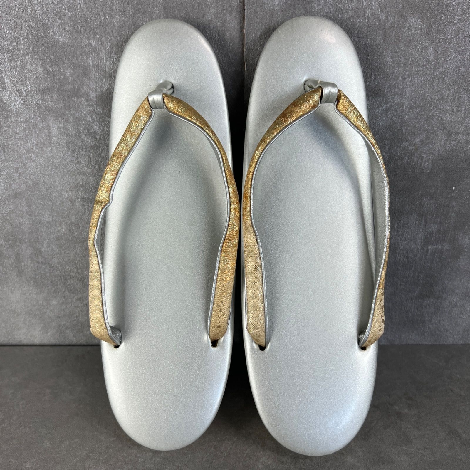 フォローで20%割クーポン配布中 金彩 シルバー ゴールド系 合皮 レザー レディース草履 バッグ セット 女性 和装 和服 礼装 成人式 振袖 卒業 入学 冠婚葬祭 結婚式 靴 鞄 セカンドバッグ ポーチ 25A8290SR0000-02